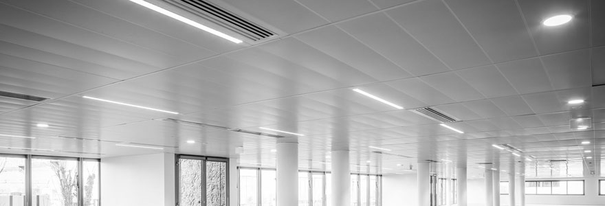 salle de bureaux éclairée par des néons LED